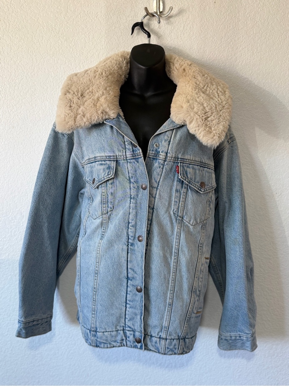 Levi's Light Blue Oversized Denim Jacket with Cream Sherpa Collar